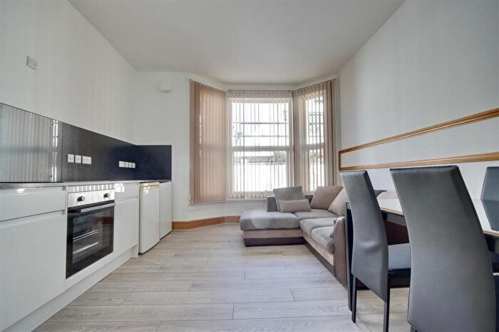 2 Bedroom Flat To Rent In Sandringham Apartments, Osborne Road, Southsea, PO5