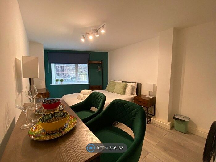 Studio To Rent In Walworth Road, London, SE1
