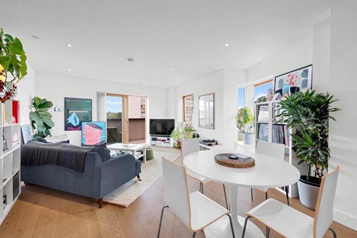 3 Bedroom Apartment To Rent In Kingsland Road, Shoreditch, E2