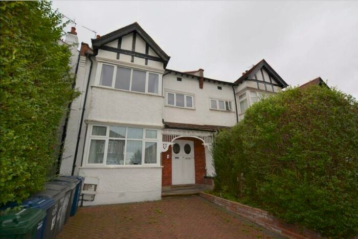 3 Bedroom Apartment To Rent In Sunny Gardens Road, Hendon, London, NW4