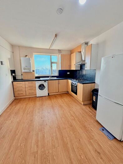 4 Bedroom Flat To Rent In Eastern Avenue Flat, Ilford, Essex, IG2