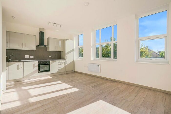 2 Bedroom Flat To Rent In Ravenscliffe Avenue, Idle, Bradford BD10