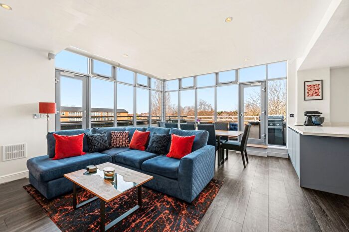 2 Bedroom Flat For Sale In Lamberts Road, Surbiton, KT5