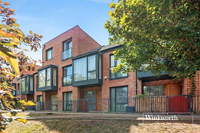 5 Bedroom Town House To Rent In Ruskin Parade, Edgware, HA8