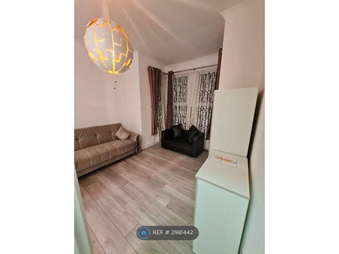 Studio To Rent In De Vere Gardens, Ilford, IG1