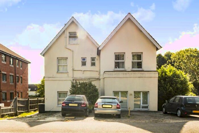 Flat To Rent In Hook Road, Surbiton, KT6