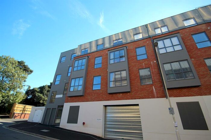 1 Bedroom Flat To Rent In Kings Court Apartments, Little King Street, East Grinstead, RH19