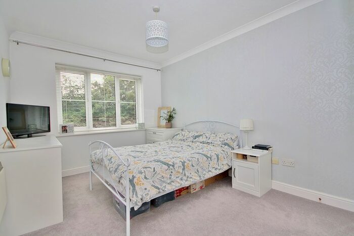 2 Bedroom Flat To Rent In Anchor Hill, Knaphill, Woking, GU21