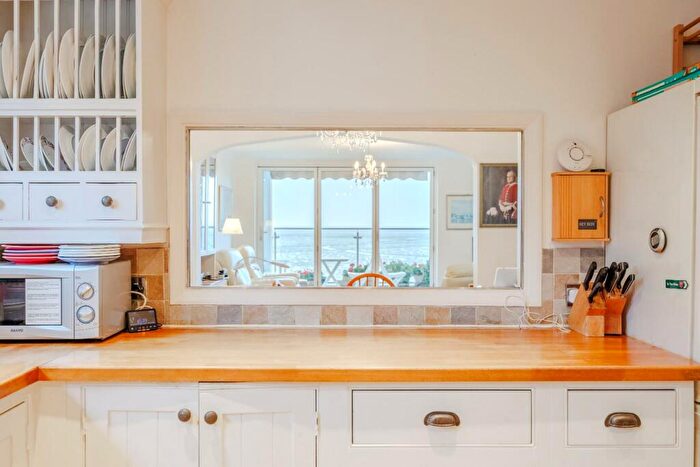 2 Bedroom Flat For Sale In Undercliff Gardens, Leigh-On-Sea, SS9