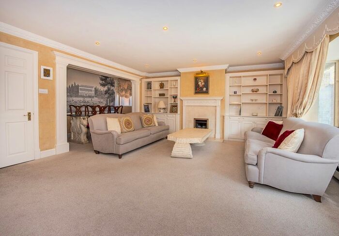 2 Bedroom Flat To Rent In Clarence Street, Richmond, TW9