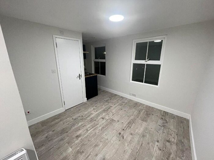 Studio To Rent In Kingsland Road, London, E8