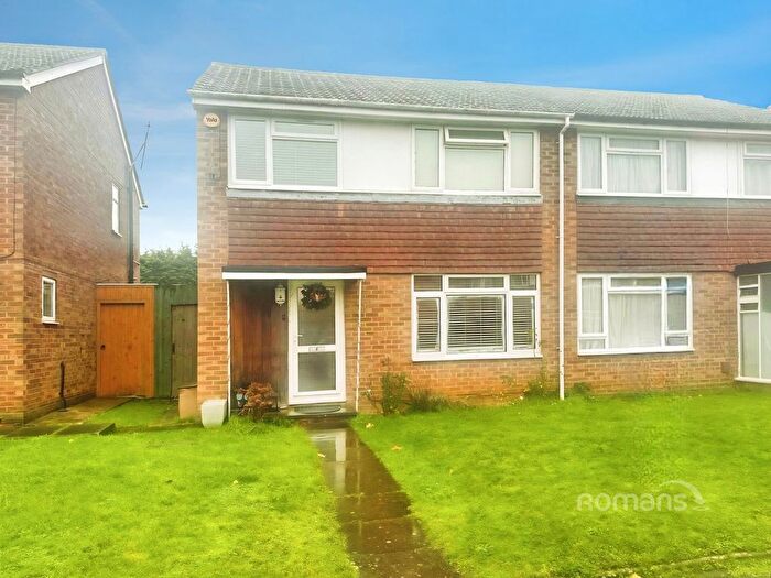 3 Bedroom Semi-Detached House To Rent In Grafton Close, George Green, Slough, SL3