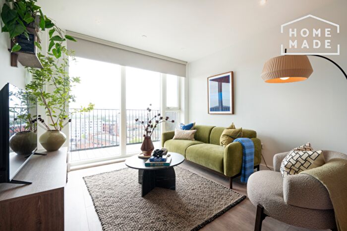 2 Bedroom Flat To Rent In Refinery Square, Stoke Gardens, SL1