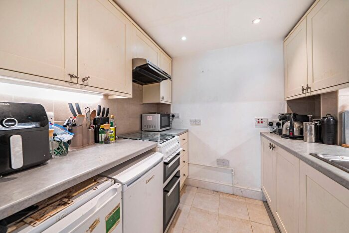 2 Bedroom Flat For Sale In Kempsford Gardens, Earls Court, London, SW5