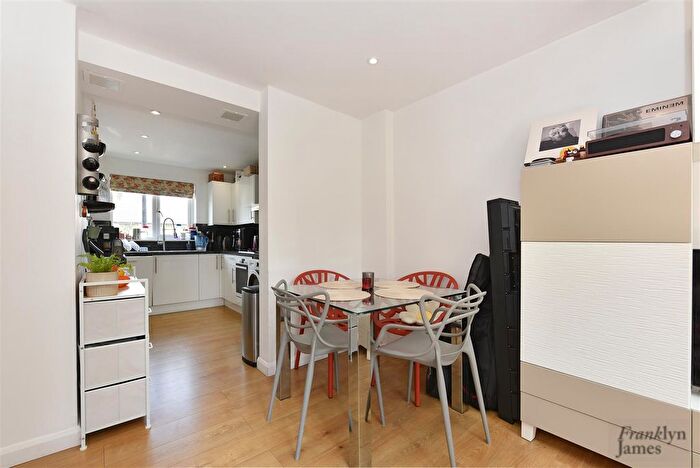 2 Bedroom Flat For Sale In Potters Lodge, Manchester Road, E14
