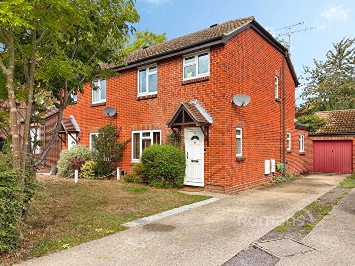 3 Bedroom Semi-Detached House For Sale In Yew Tree Close, Farnborough, Hampshire, GU14