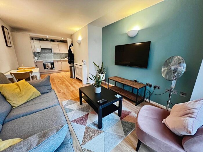 2 Bedroom Flat To Rent In Riverside Way, Leeds, West Yorkshire, LS1