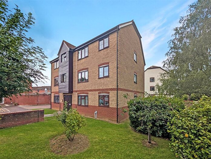 2 Bedroom Flat To Rent In California Close, Highwoods, Colchester, CO4