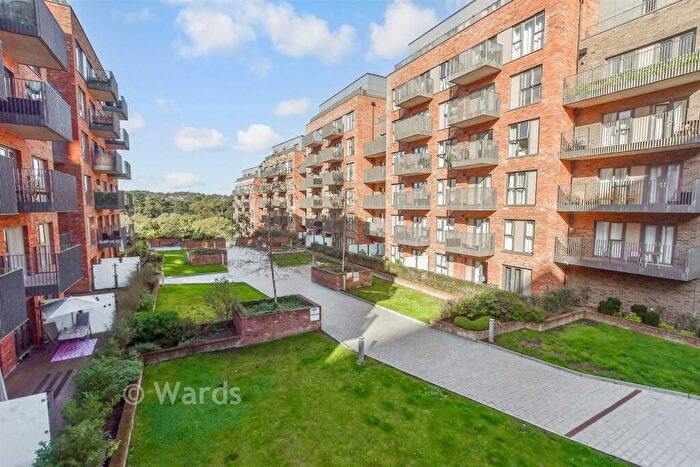 2 Bedroom Flat For Sale In Rosalind Drive, Maidstone, Kent, ME14