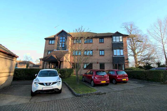 2 Bedroom Flat To Rent In Bornedene, Potters Bar, EN6