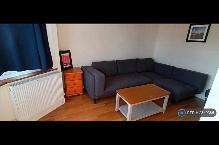 2 Bedroom Flat To Rent In Gladstone Park Gardens, London, NW2