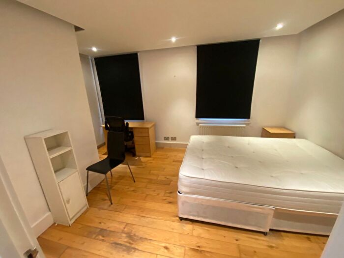 3 Bedroom Flat To Rent In Elias Place, London, SW8