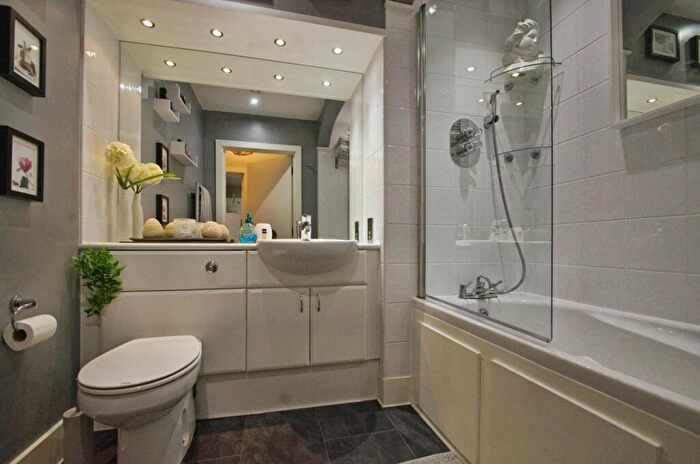 1 Bedroom Flat For Sale In Jones Point House, Ferry Court, Cardiff, CF11