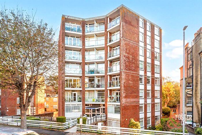 2 Bedroom Flat For Sale In The Drive, Hove, BN3