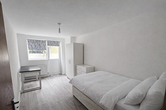 3 Bedroom Flat To Rent In Blackstock Road, Finsbury Park, London, N4