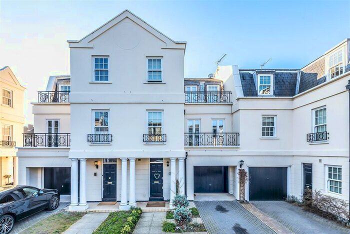 4 Bedroom Town House To Rent In Parliament Mews, Mortlake, SW14