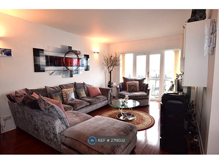 2 Bedroom Flat To Rent In Riverview Court, London, E14