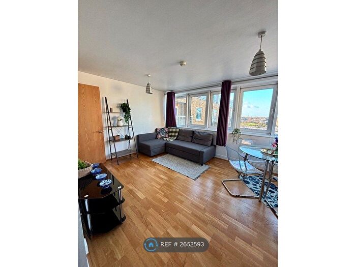 2 Bedroom Flat To Rent In Oyster Wharf, London, SW11