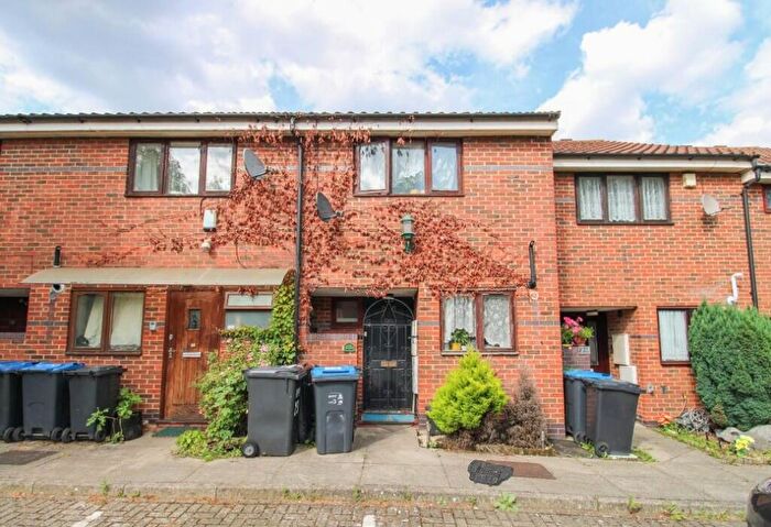2 Bedroom Flat To Rent In Canal Walk, London, CR0