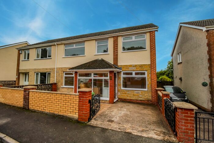 4 Bedroom Property To Rent In Dynea Close, Rhydyfelin, Pontypridd CF37