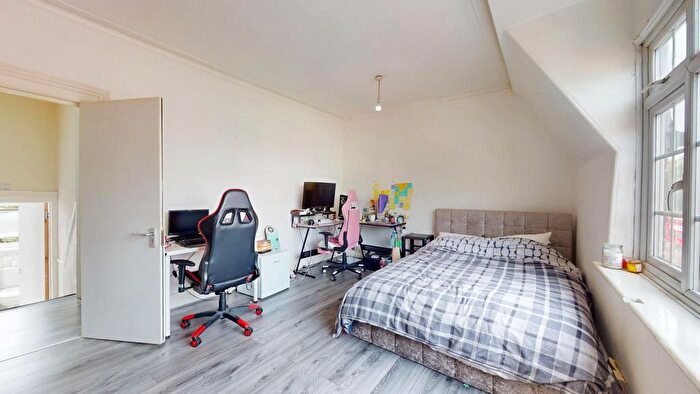 3 Bedroom Flat To Rent In London Road, Isleworth, TW7