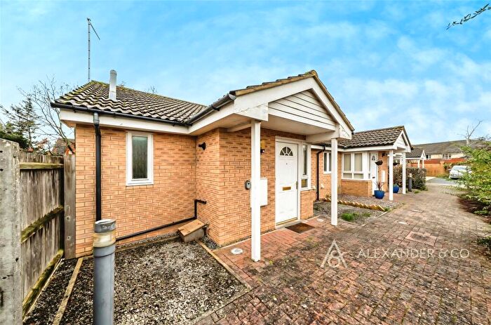 1 Bedroom Bungalow For Sale In Candleford Close, Brackley, Northamptonshire, NN13