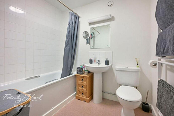 2 Bedroom Flat For Sale In Drayton Park, London, N5