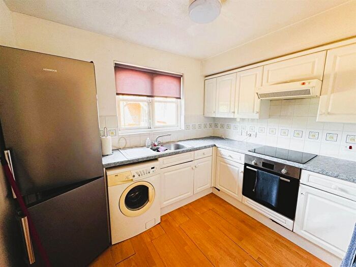 1 Bedroom Flat For Sale In Stirling Grove, Hounslow, TW3