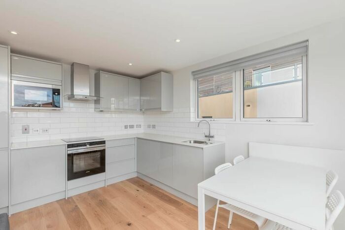 3 Bedroom Flat To Rent In Flat Signal House, Great Suffolk Street, London, SE1