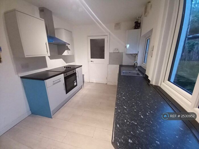 3 Bedroom End Of Terrace House To Rent In Trafalgar Road, Kettering, NN16