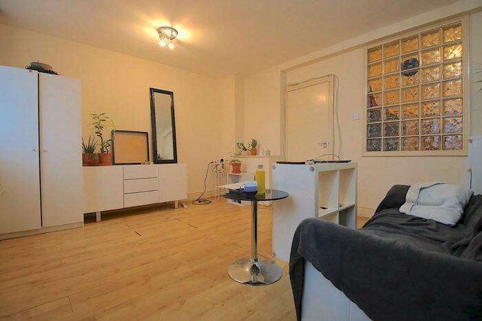 1 Bedroom Flat To Rent In Cambridge Heath Road, London, E2
