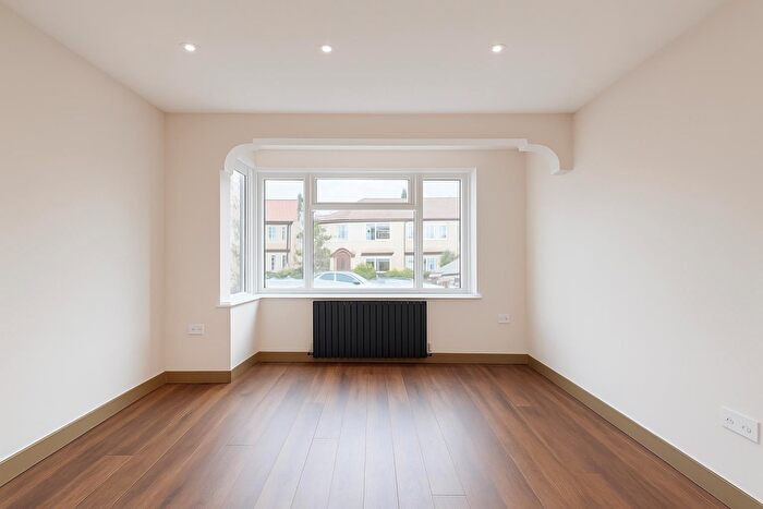 3 Bedroom Semi-Detached House To Rent In Glenthorne Gardens, Sutton, SM3