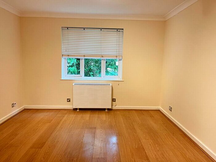 1 Bedroom Flat To Rent In Glyn Avenue, New Barnet, EN4