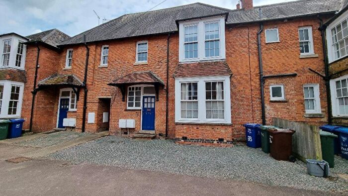 2 Bedroom Apartment To Rent In Park Close, Banbury, OX16