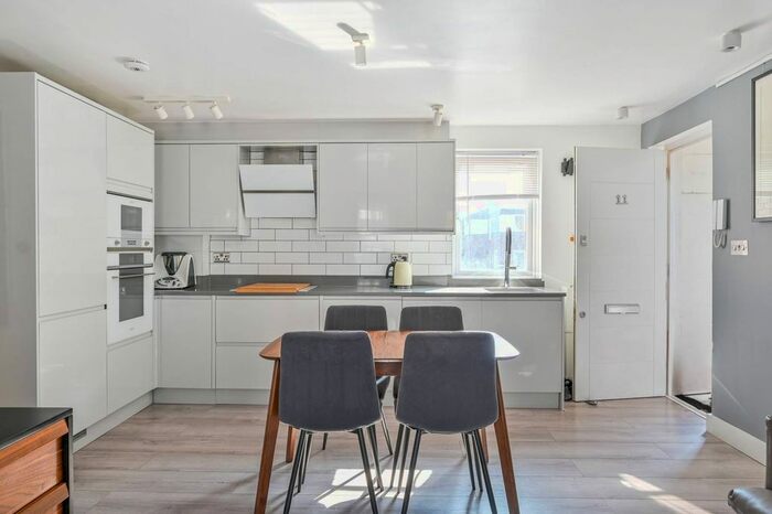 2 Bedroom Flat For Sale In Cartwright St, Tower Hill, London, E1