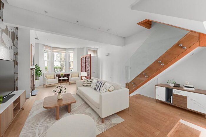 4 Bedroom Property For Sale In Tonsley Hill, The Tonsleys, SW18