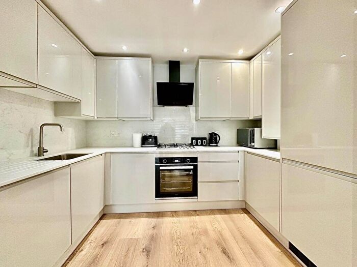 3 Bedroom Flat To Rent In Westferry Road, London, E14