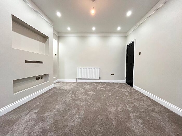4 Bedroom Property To Rent In Bradford Road, Riddlesden, Keighley, BD20