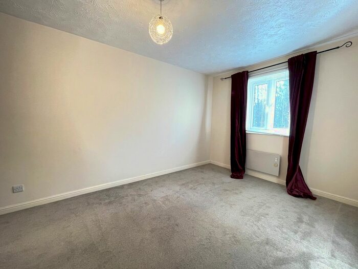 2 Bedroom Flat To Rent In Centre Drive, Epping, CM16