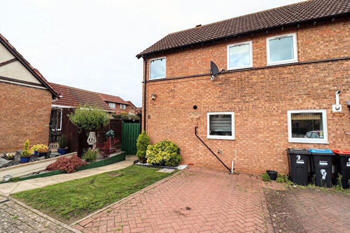 2 Bedroom End Of Terrace House For Sale In Kempton Gardens, Bletchley Milton Keynes, MK3